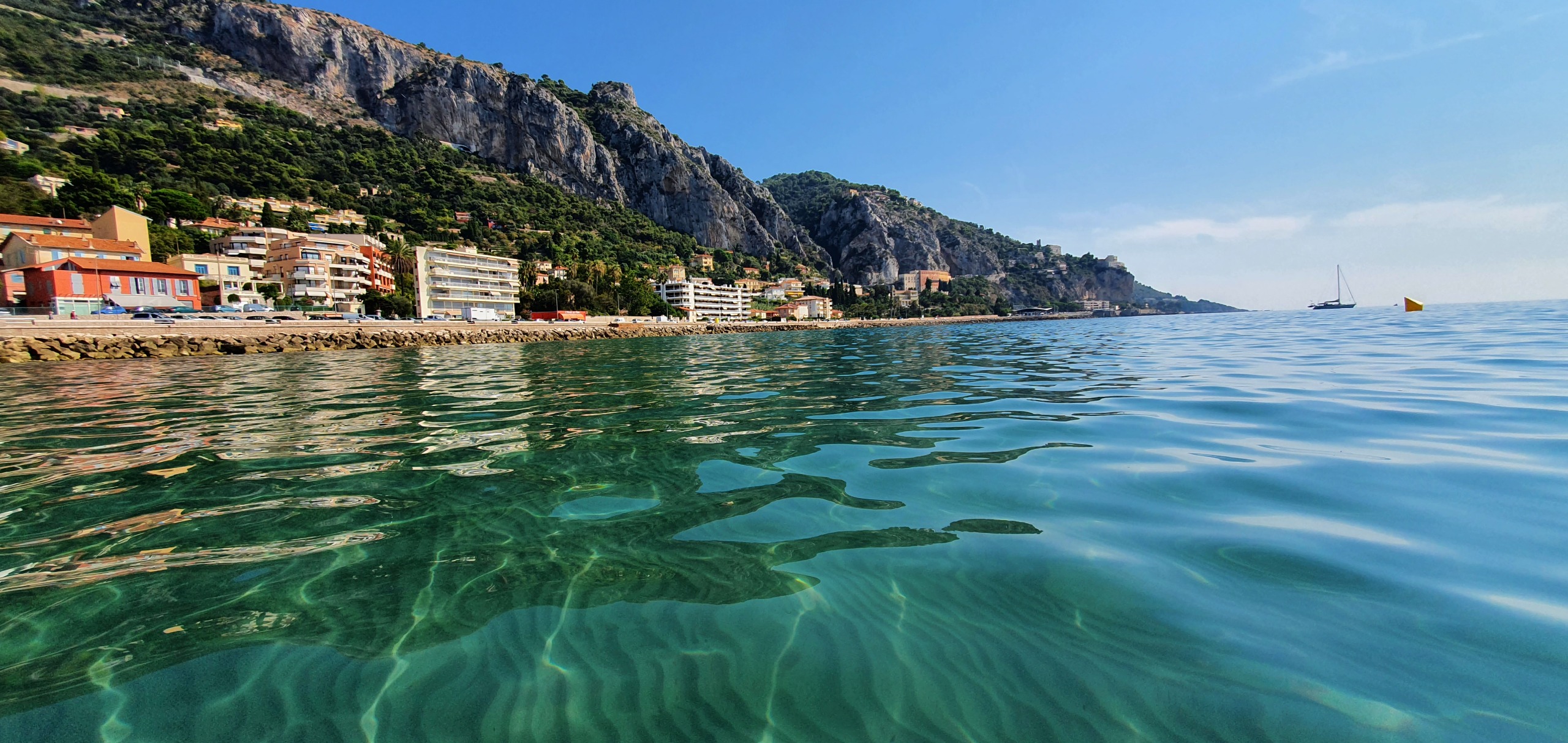 Eau cristalline de la plage de Garavan