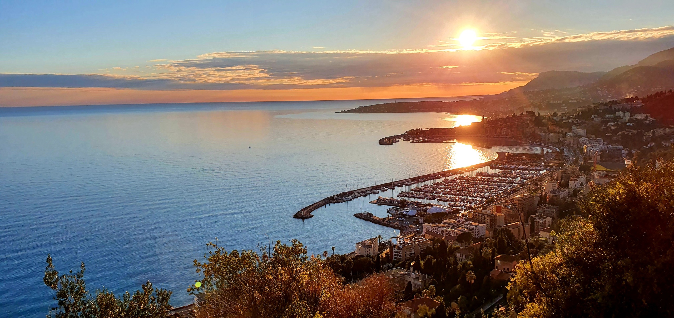 Coucher de soleil sur le port de Menton
