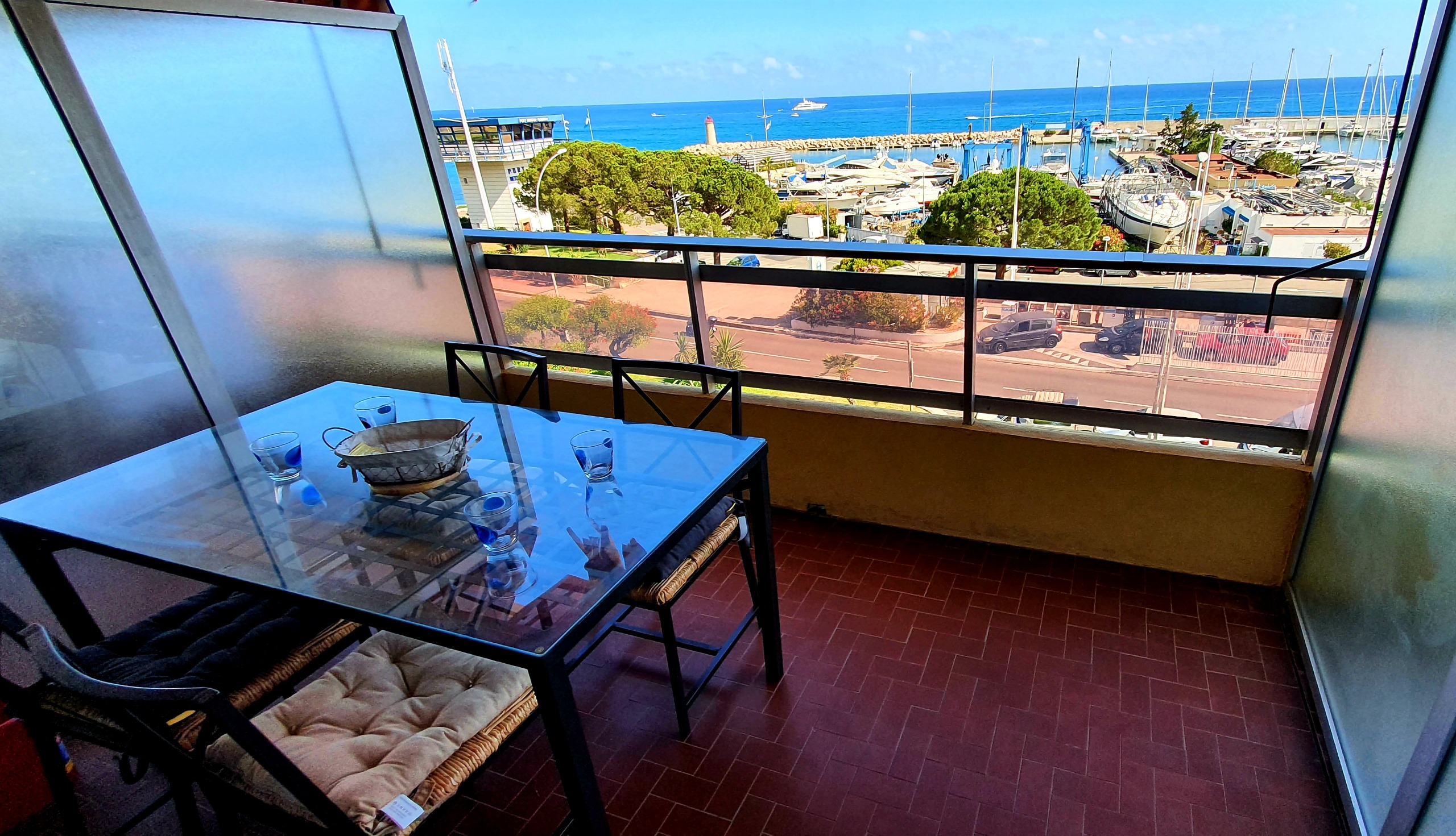 Balcon avec vue mer sur le port de Garavan