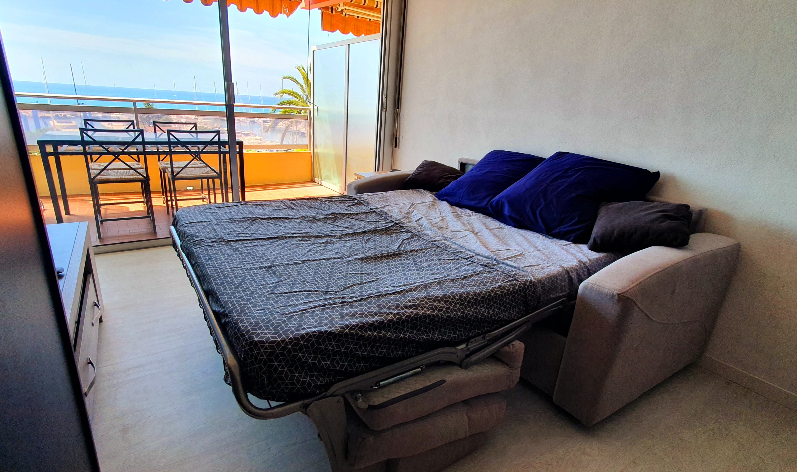 Canapé-lit avec vue sur le balcon et la mer