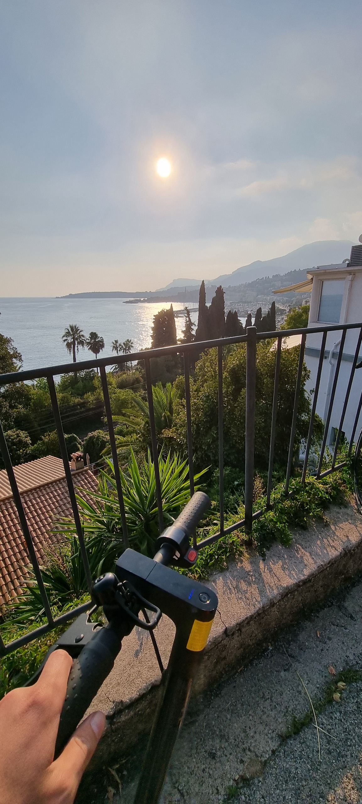Trottinette électrique et vue sur la mer