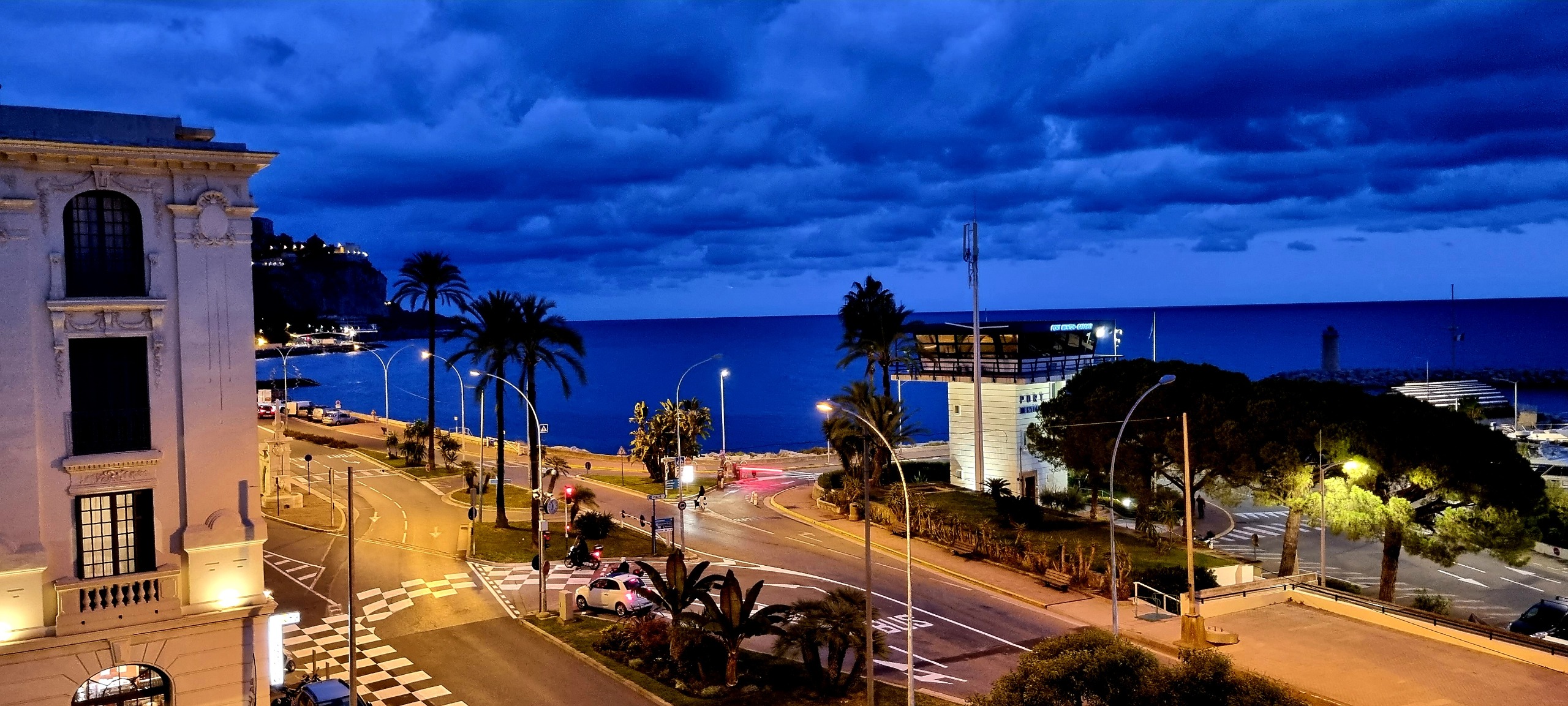Vue nocturne sur la mer et le port