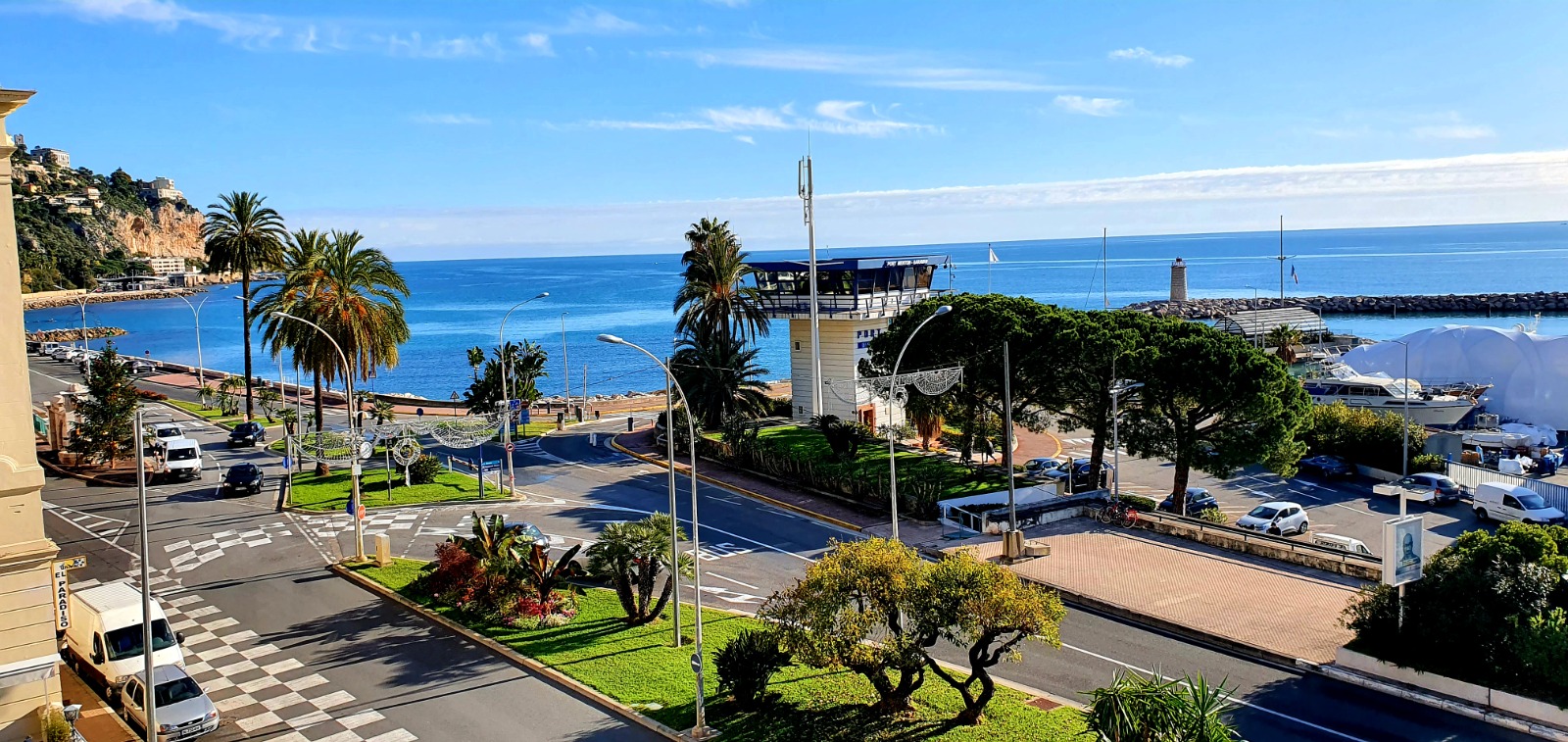 Vue de jour sur la promenade et la mer
